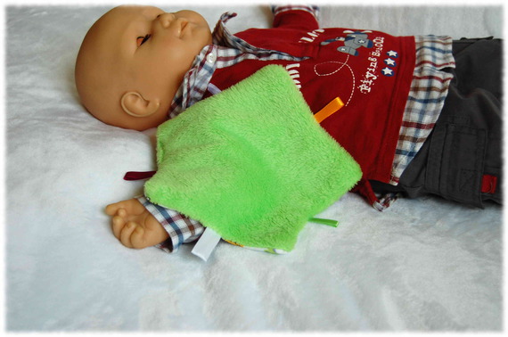 Doudou plat pour bébé en forme d'étoile coton polaire aux couleurs dominantes vertes