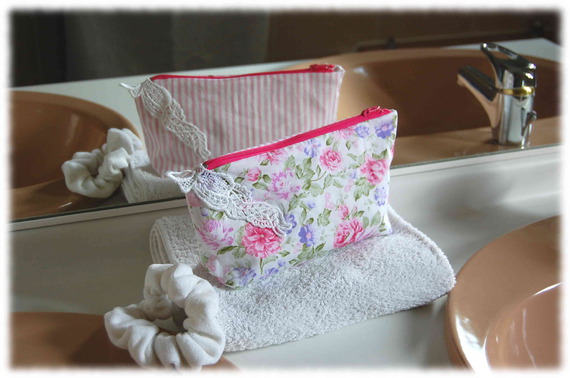 Trousse de toilette enfant ado ou adulte, en coton rosiers et coton rayures blanches et roses à zip rose frambois
