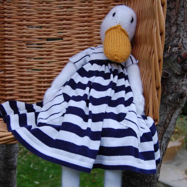 Canard blanc avec robe à rayures blanc et bleu marine