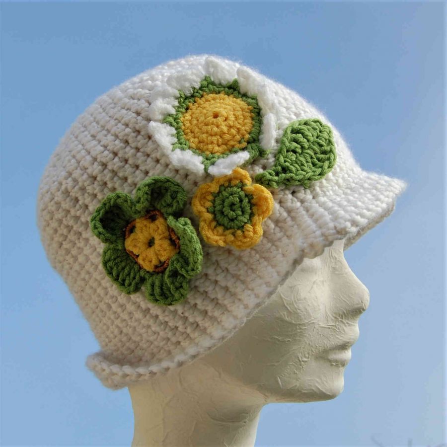 Chapeau cloche blanc avec 3 fleurs et une feuille vert et jaune