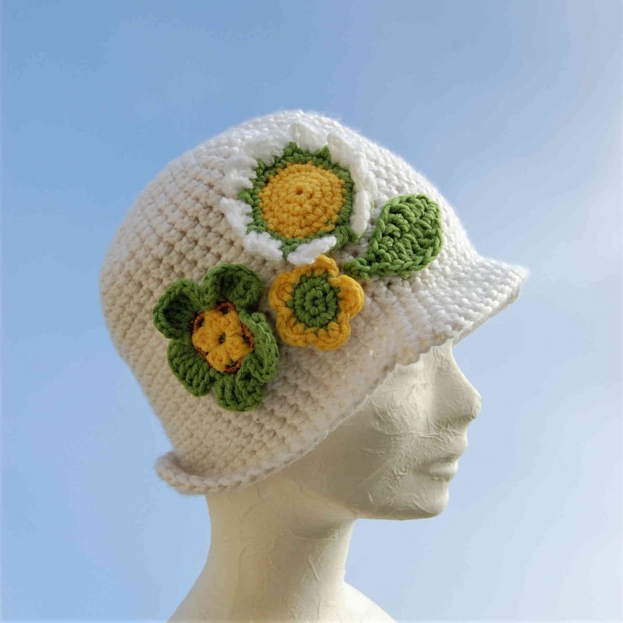 Chapeau cloche blanc avec 3 fleurs et une feuille vert et jaune