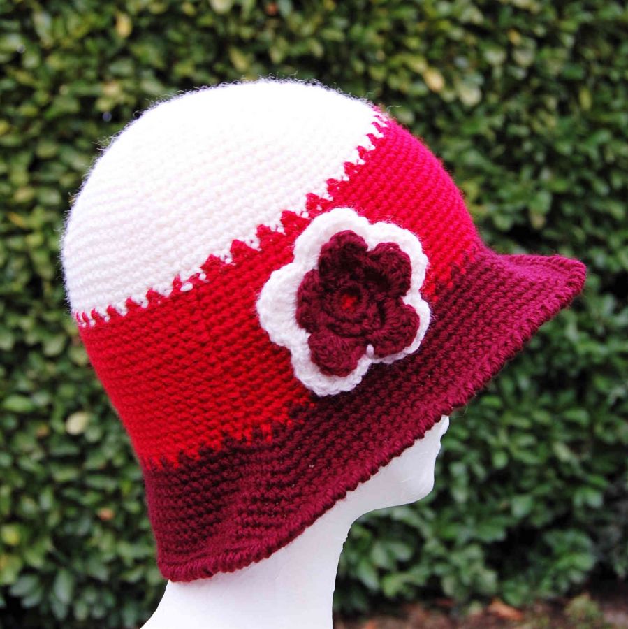 Chapeau cloche bordeau, rouge et crème avec fleur