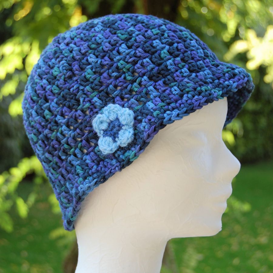 Chapeau cloche enfant en coton vert-bleue-violet avec fleur au côté bleue