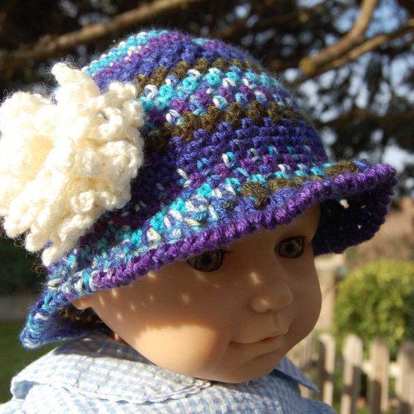 Chapeau cloche enfant aux couleurs dégradées turquoise, violet, bleu, blanc, kaki