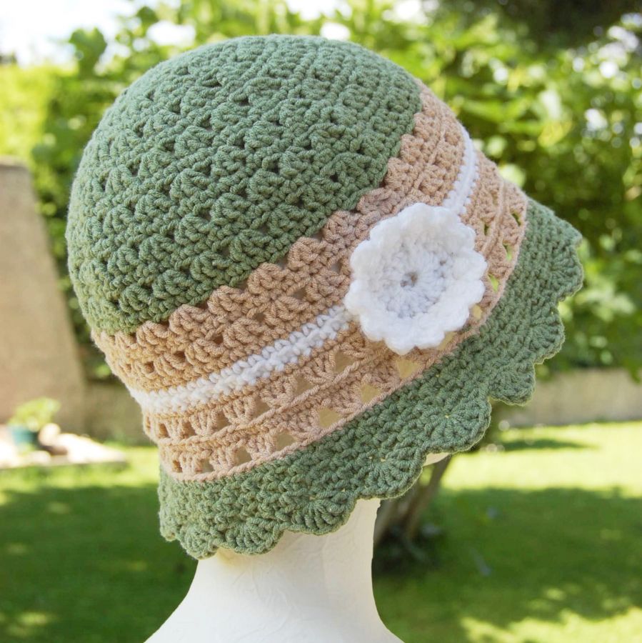 Chapeau cloche fil vert, taupe et blanc avec fleur blanche, délicatement ajouré