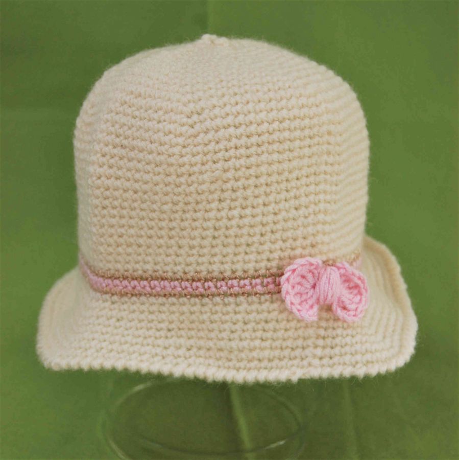 Chapeau cloche bébé en laine écrue avec filet rose clair, doré et noeud