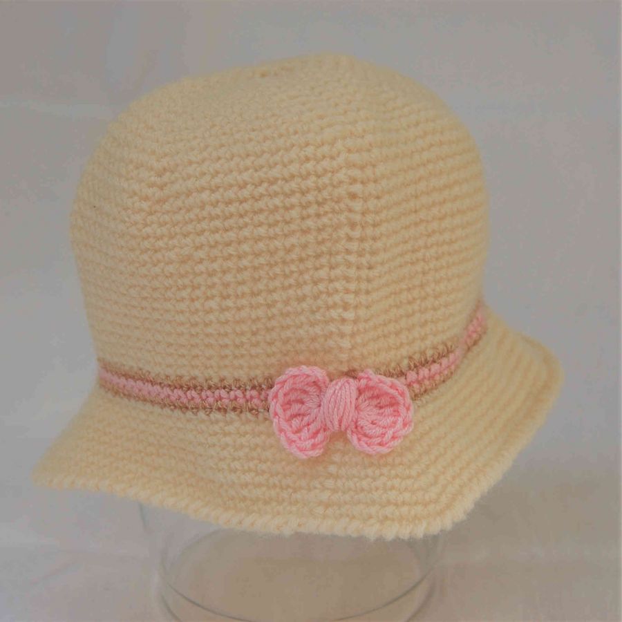 Chapeau cloche bébé en laine écrue avec filet rose clair, doré et noeud