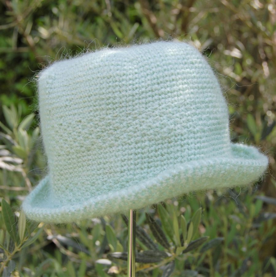Chapeau enfant fait main en laine mohair vert clair