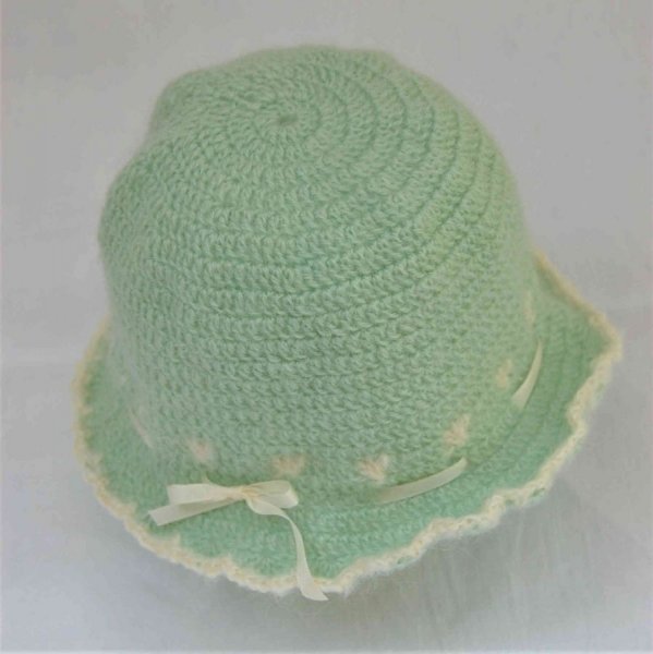 Chapeau enfant laine mohair vert pastel avec ruban crème