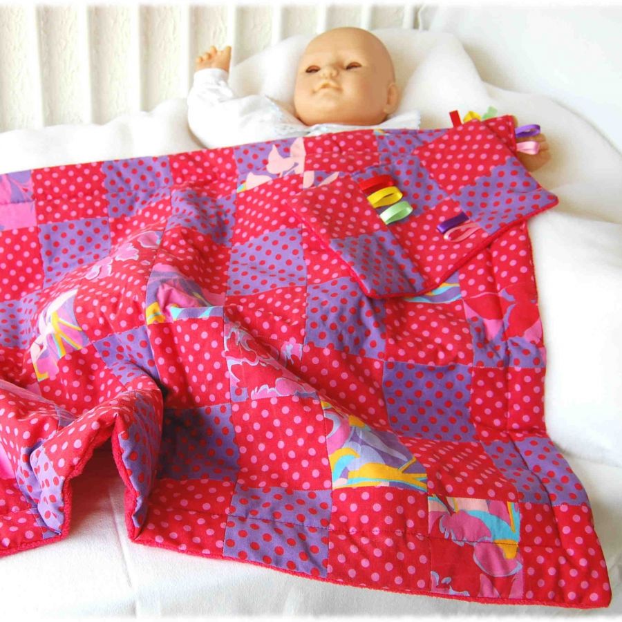 Couverture Berceau Bebe En Coton Patchwork Et Velours A Dominante Rouge Doublee De Ouate