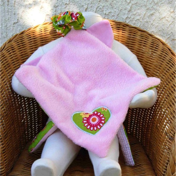 Doudou bébé plat carré en polaire rose avec pièces de tissus et rubans