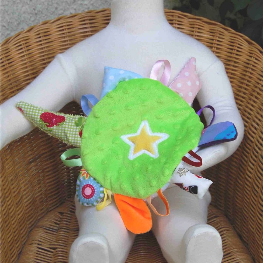 Doudou Bebe Rond Comme La Terre Avec Des Rubans Et Des Pieces De Tissus Autour