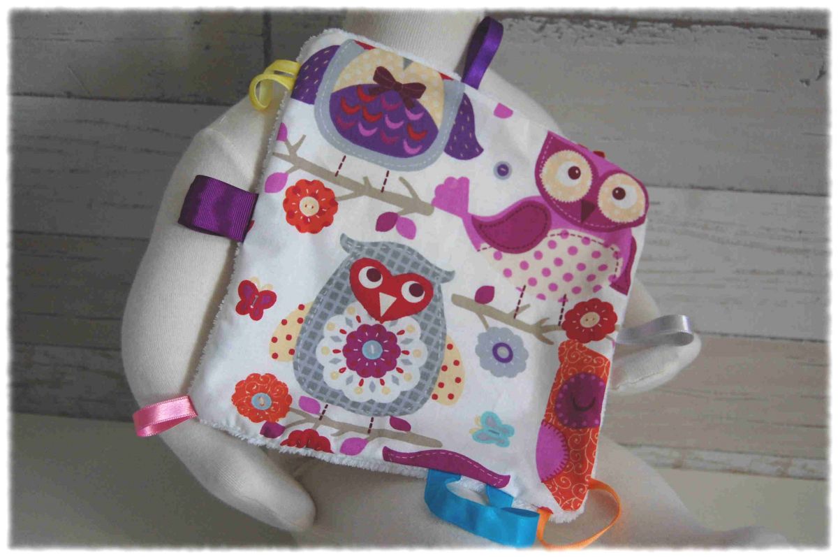 Doudou carré pour bébé en coton motif hiboux et rubans autour