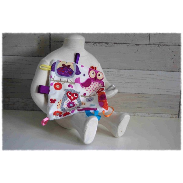 Doudou carré pour bébé en coton motif hiboux et rubans autour