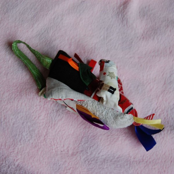 Doudou hochet rectangulaire thème noel avec des petites pièces de tissus et rubans