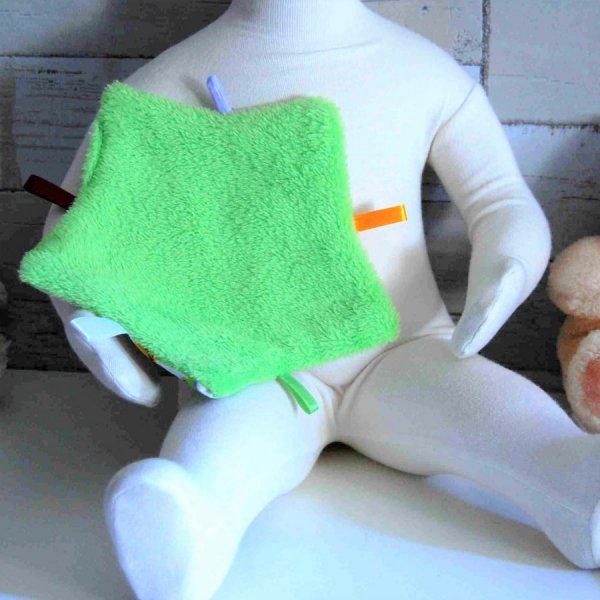 Doudou plat pour bébé en forme d'étoile coton polaire aux couleurs dominantes vertes
