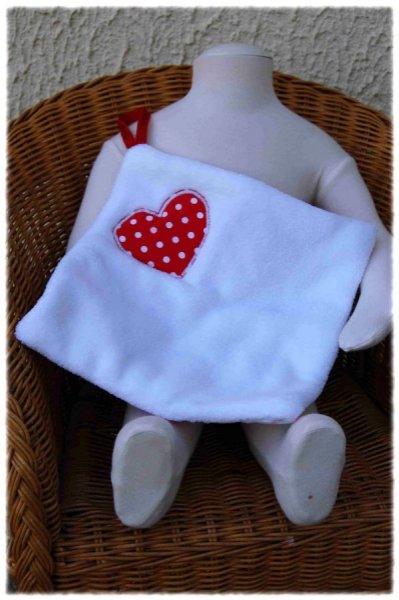 doudou bébé plat carré blanc avec coeur rouge et pièces de tissus et rubans