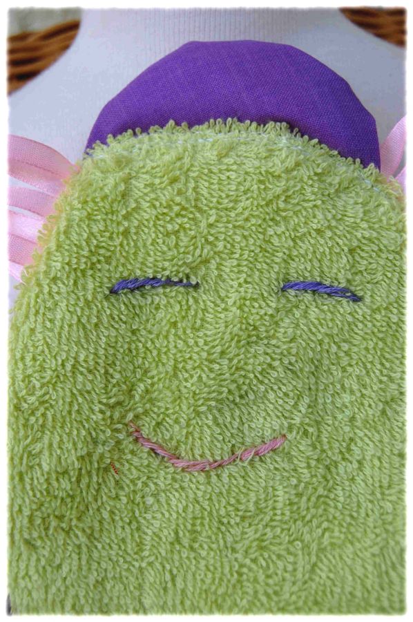 doudou forme petit bonhomma avec chapeau violet en éponge vert anis bras et jambes en coton