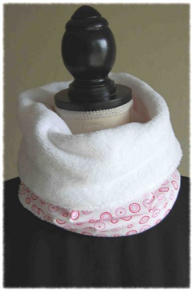 Echarpe tube pour enfant en polaire blanc et intérieur coton blanc à petits cercles roses