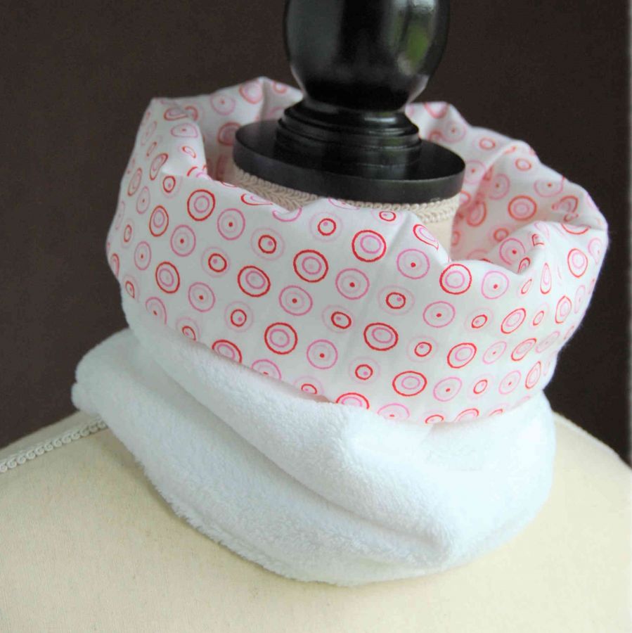 Echarpe tube pour enfant en polaire blanc et intérieur coton blanc à petits cercles roses