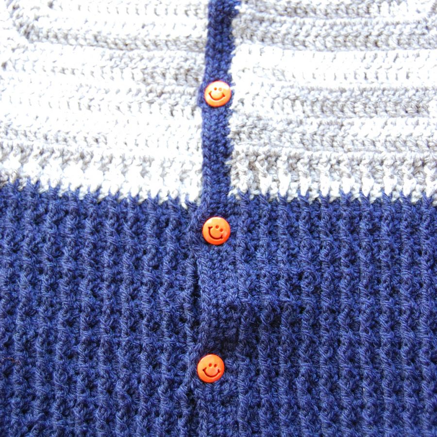 Gilet manches courtes gris et bleu marine avec 5 boutons orange smiley