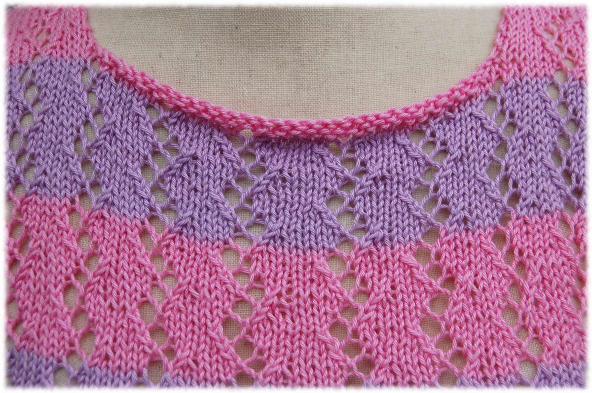 Haut tricoté main, forme tee-shirt, en fil coton rose et violet à manches courtes pour jeune adolescent