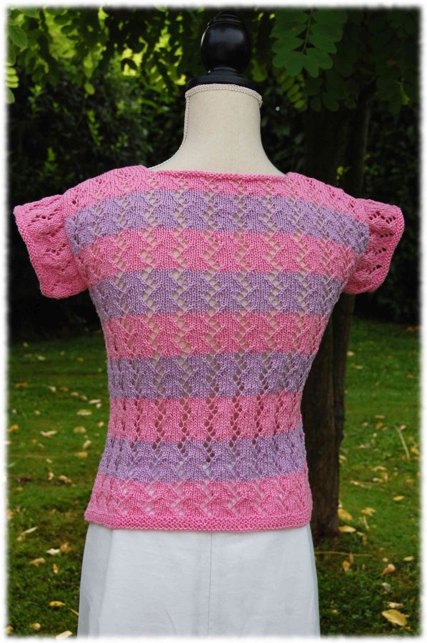 Haut tricoté main, forme tee-shirt, en fil coton rose et violet à manches courtes pour jeune adolescent
