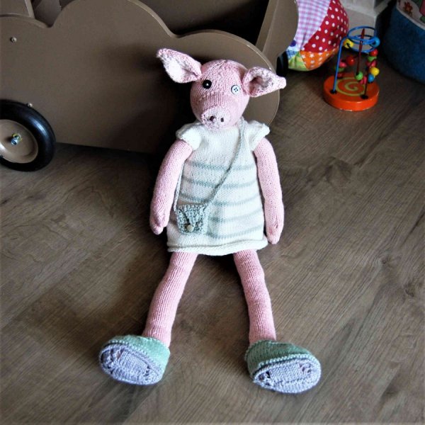 Poupée cochon rose avec sa robe et son sac