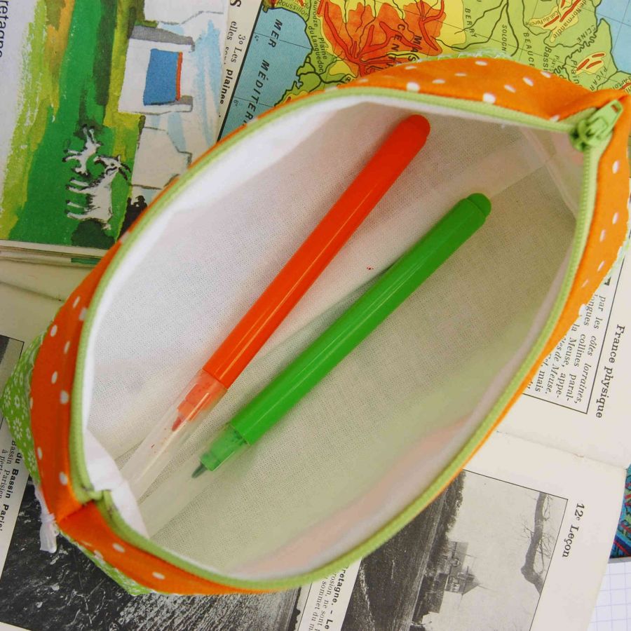 Trousse en coton orange à pois et vert à fleurs avec noeud blanc