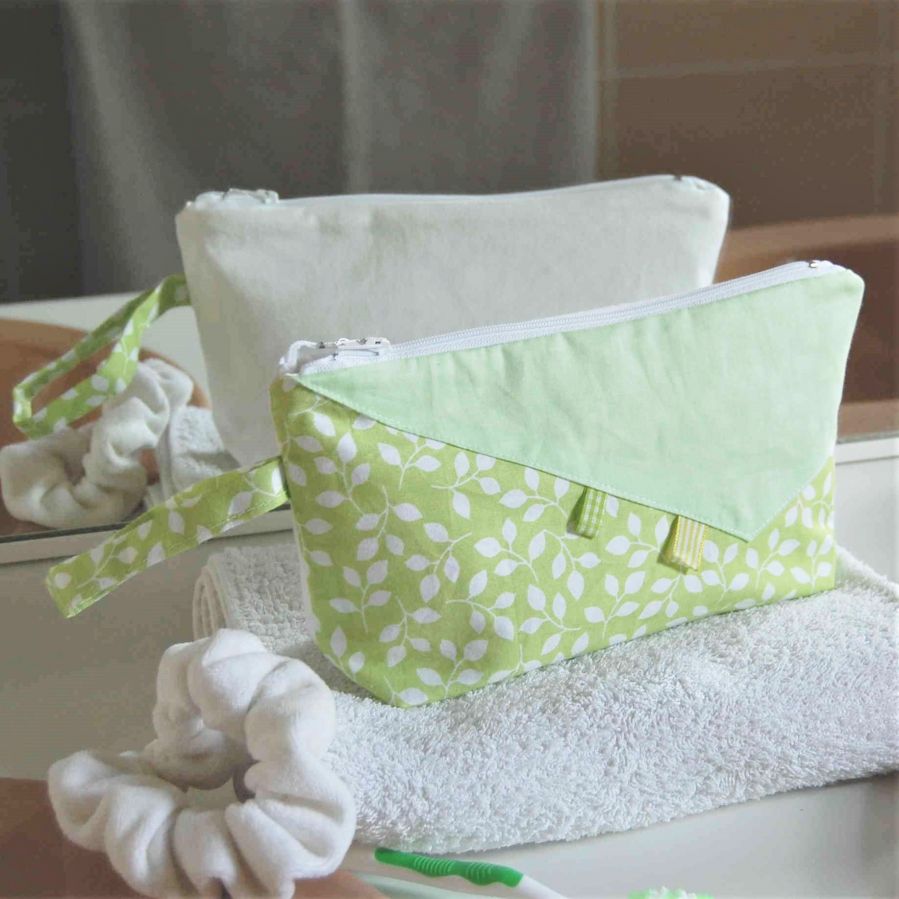 Trousse en coton vert et blanc, doublée de coton blanc fermée avec zip