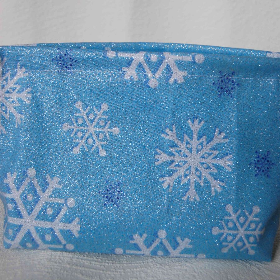 Trousse en cotonbrillant bleu clair motif flocons neige 