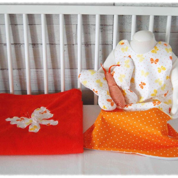 Trousseau de naissance coordonné pour bébé couleur orange, couverture, doudou et gigoteuse été
