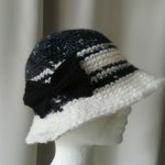 Chapeau type borsalino pour adulte crocheté à la main avec une laine noir et blanche