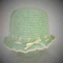 Chapeau enfant laine mohair vert pastel avec ruban crème