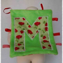 Doudou plat rectangulaire en polaire vert, lettre M en coton vichy vert impression fraises et rubans rouges