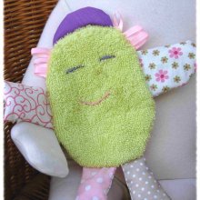 doudou forme petit bonhomma avec chapeau violet en éponge vert anis bras et jambes en coton