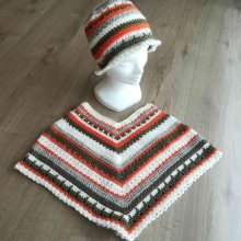 Ensemble chapeau et poncho orange, gris, kaki et beige