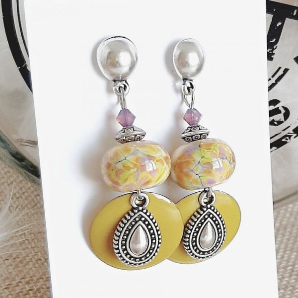 bouc d'oreille orignales de cr&eacute;ateur couleurs acidul&eacute;es vertt anis et goutte en argent vieilli