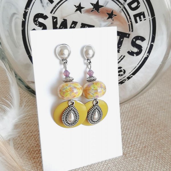 bouc d'oreille orignales de cr&eacute;ateur couleurs acidul&eacute;es vertt anis et goutte en argent vieilli