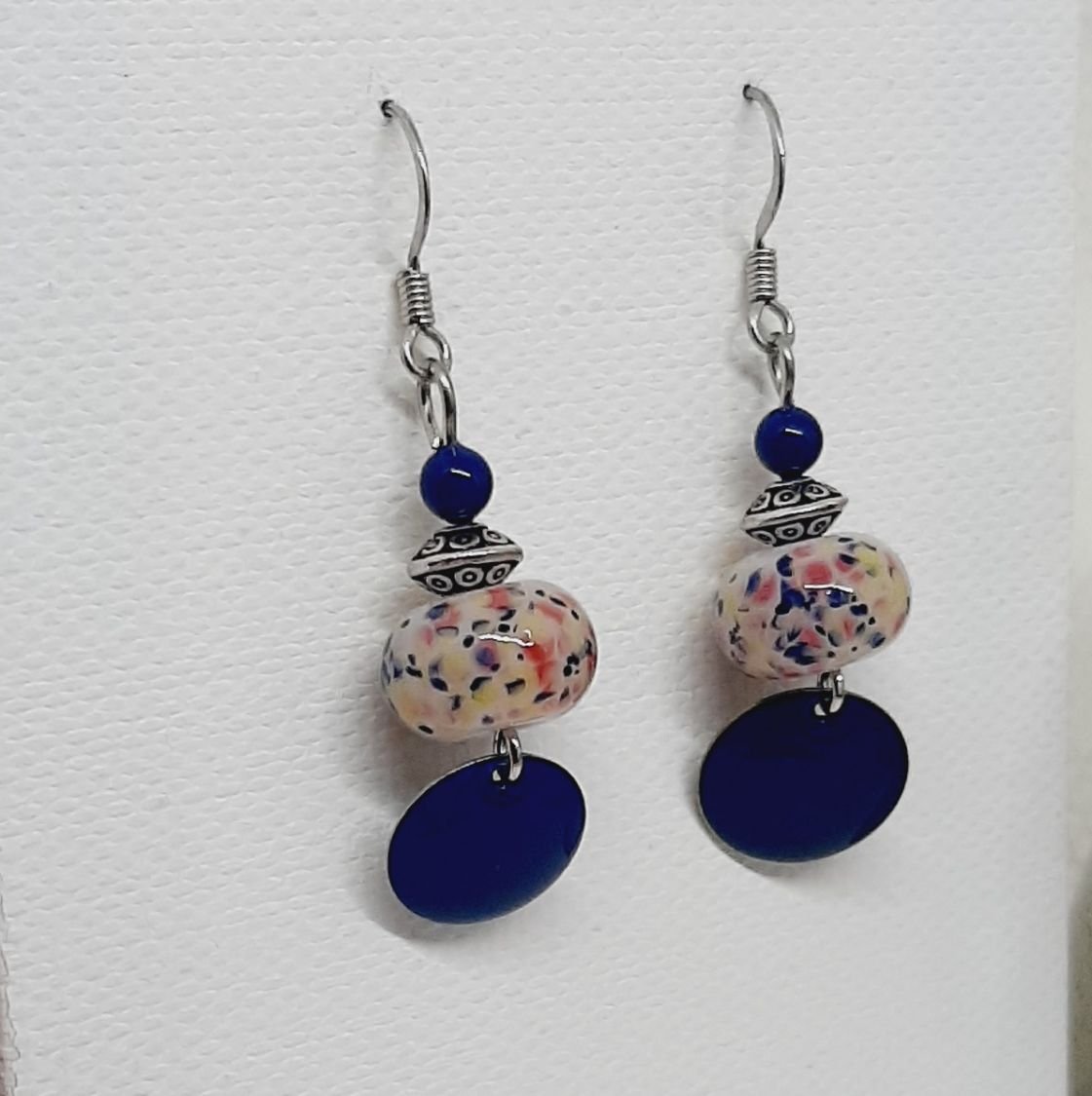 boucles d'oreille blanc et bleu moucheté avec perles faites à la main en verre filé