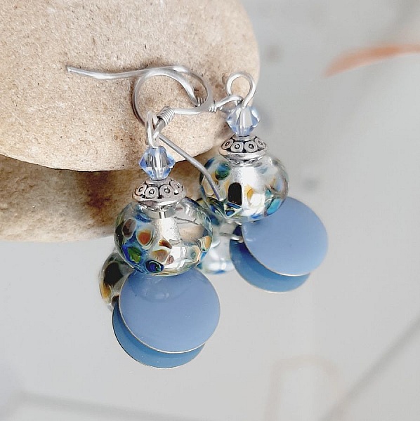 boucles d'oreille bleu ciel gris&eacute; boucles d'oreilles de createur avec perle transparentes fait main