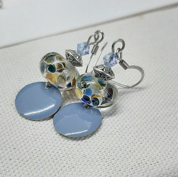 boucles d'oreille bleu ciel gris&eacute; boucles d'oreilles de createur avec perle transparentes fait main