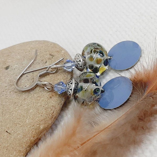 boucles d'oreille bleu ciel gris&eacute; boucles d'oreilles de createur avec perle transparentes fait main