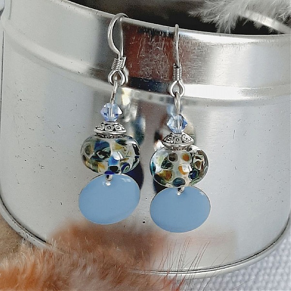 boucles d'oreille bleu ciel gris&eacute; boucles d'oreilles de createur avec perle transparentes fait main