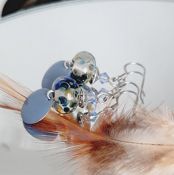 boucles d'oreille bleu ciel gris&eacute; boucles d'oreilles de createur avec perle transparentes fait main