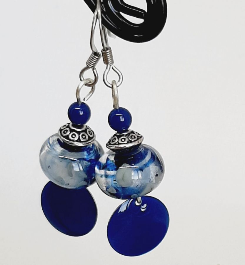 boucles d'oreilles bleu foncé avec perle en verre filé au chalumeau faite à la main et sequin émaillé bleu marine) 