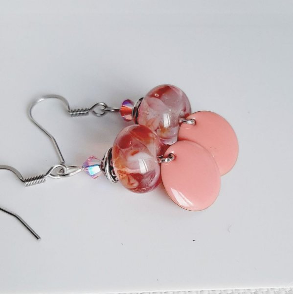 boucles d'oreille de createur couleur saumon rosé avec perle transparentes fait à la main