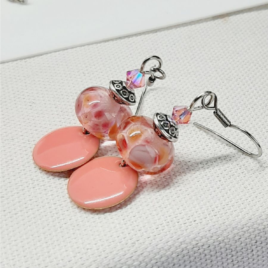 boucles d'oreille de createur couleur saumon rosé avec perle transparentes fait à la main