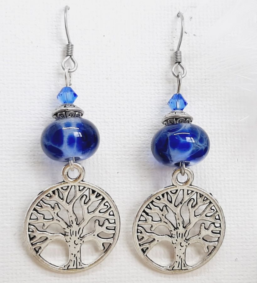 boucles d'oreille perles bleues en verre filé et pendentif symbole arbre de vie en métal argenté