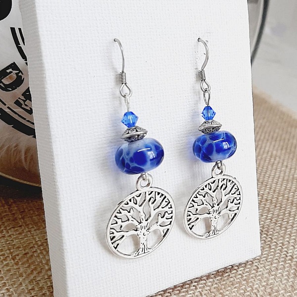 boucles d'oreille perles bleues en verre fil&eacute; et pendentif symbole arbre de vie en m&eacute;tal argent&eacute;